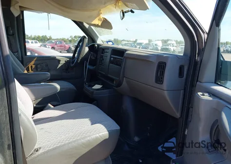 2003 Chevrolet Express z USA, uszkodzony, nr VIN 1GCGG25U931119360